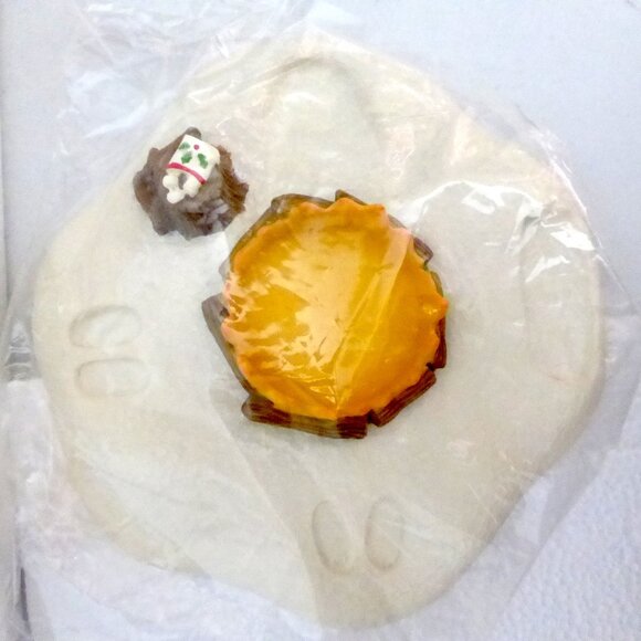 NEW 2003 HALLMARK KEEPSAKE ORNAMENT WAITING FOR SANTA TEA LIGHT CANDLEHOLDER SET - Picture 4 of 15